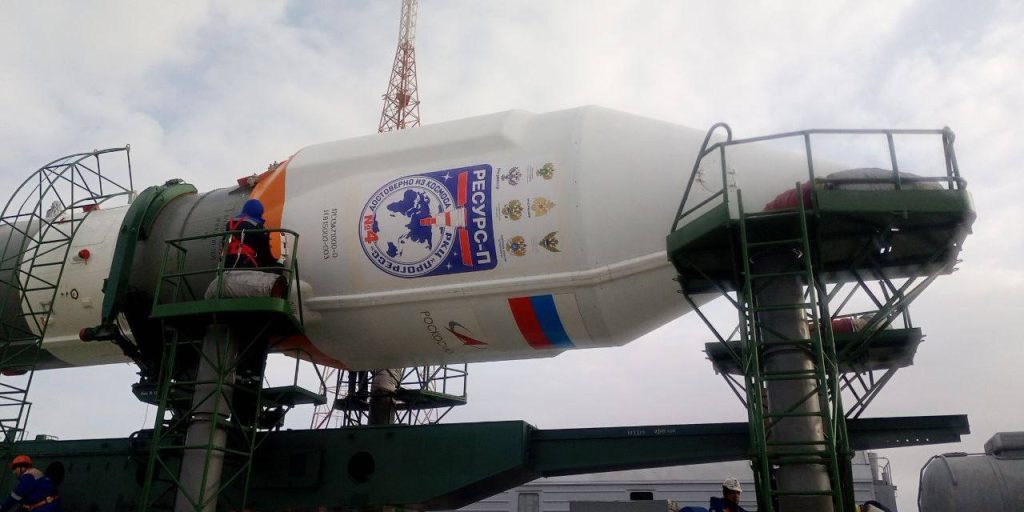 Ракета-носитель "Союз-2.1б", со спутником дистанционного зондирования "Ресурс-П" на борту, вывезена и установлена на стартовую площадку №31 космодрома Байконур