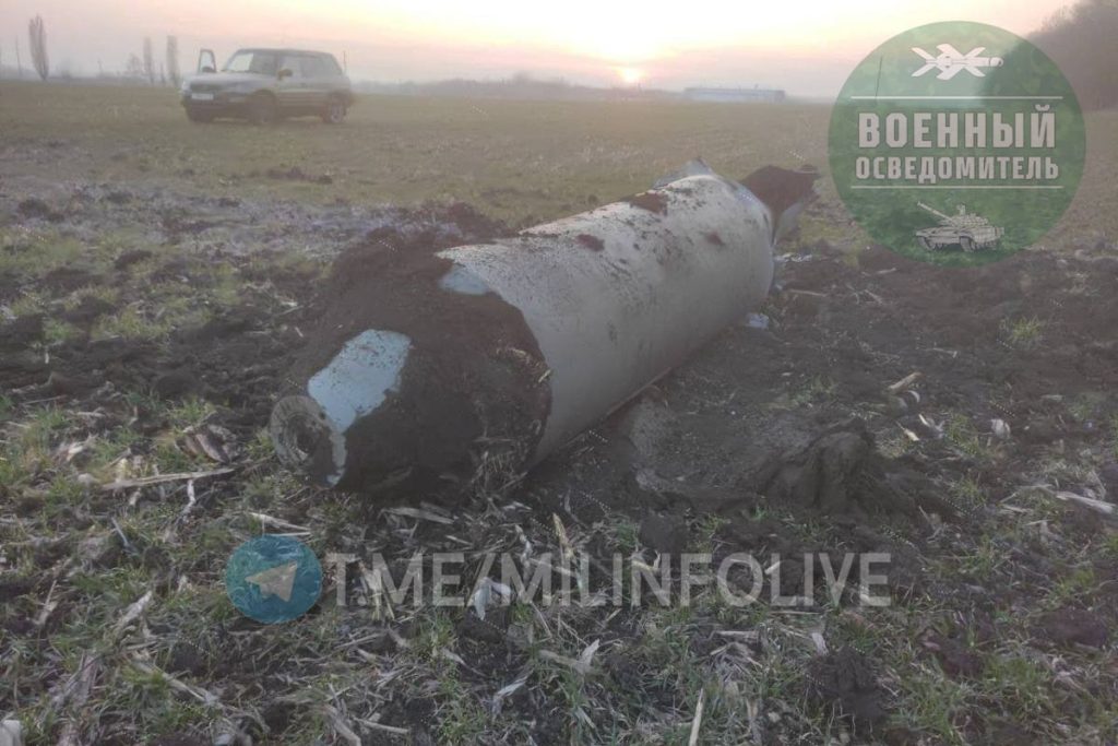 Планирующая авиабомба ФАБ-1500-М54 с УМПК, нештатно сброшенная в безлюдное поле Белгородского района Белгородской области