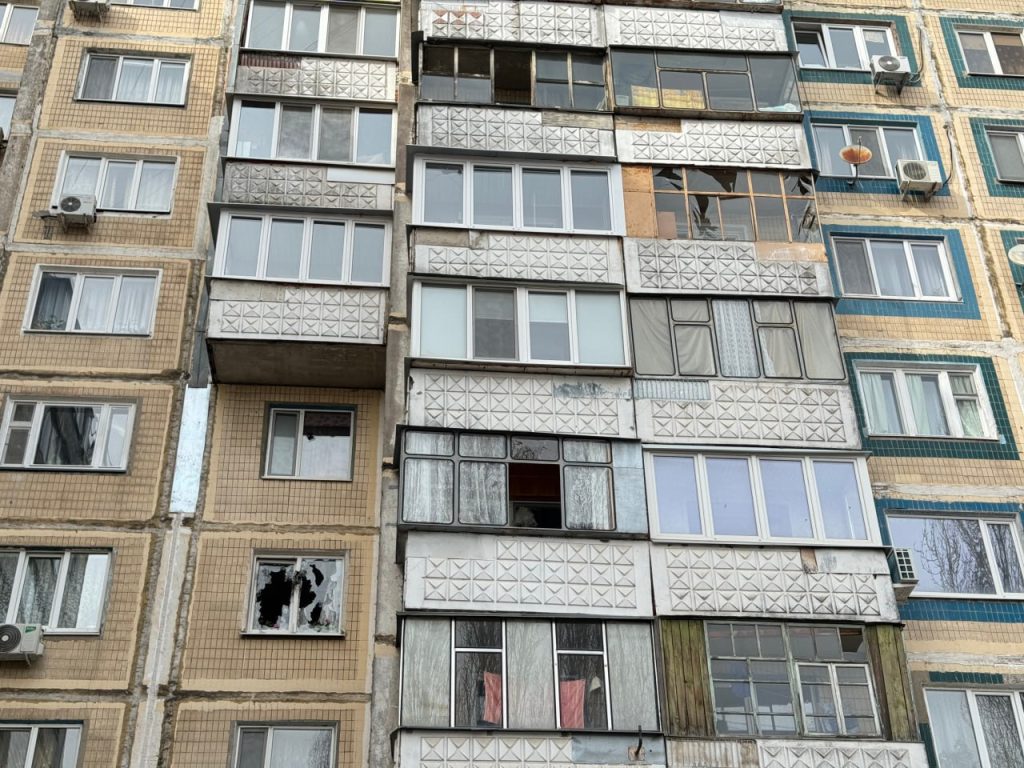 Беспилотник ВСУ врезался в многоквартирный дом в Белгороде, один человек погиб