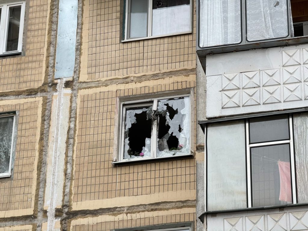 Беспилотник ВСУ врезался в многоквартирный дом в Белгороде, один человек погиб