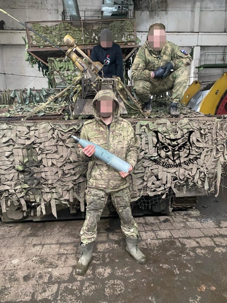 Российская БМП-3 в маскировочной сетке, с защитными экранами из резинотканевой ленты и решеток, а также с антидроновыми козырьком и комплексом РЭБ