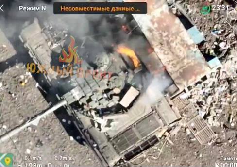 Т-72М1 - поврежден и брошен. На улице Лермонтова в г. Красногоровка Донецкой области