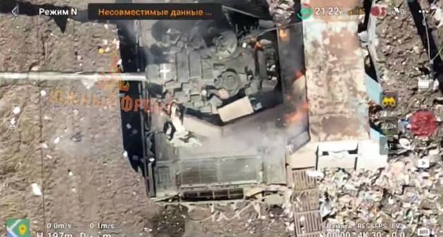 Т-72М1 - поврежден и брошен. На улице Лермонтова в г. Красногоровка Донецкой области