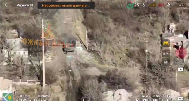 Т-72М1 - поврежден и брошен. На улице Лермонтова в г. Красногоровка Донецкой области