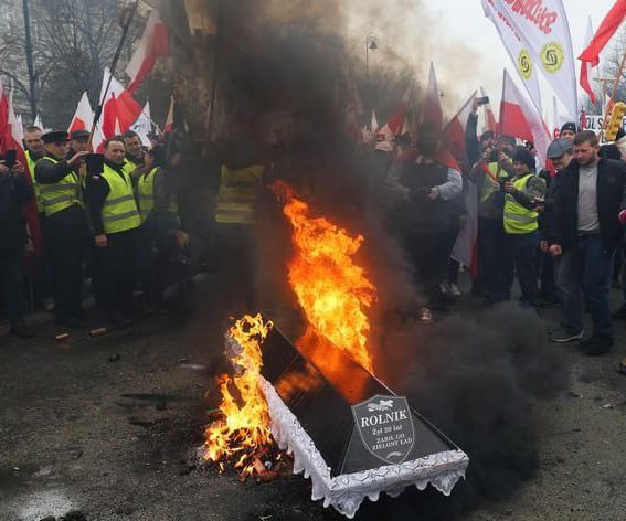 Польские фермеры проводят крупнейший протест, перекрывая все улицы Варшавы