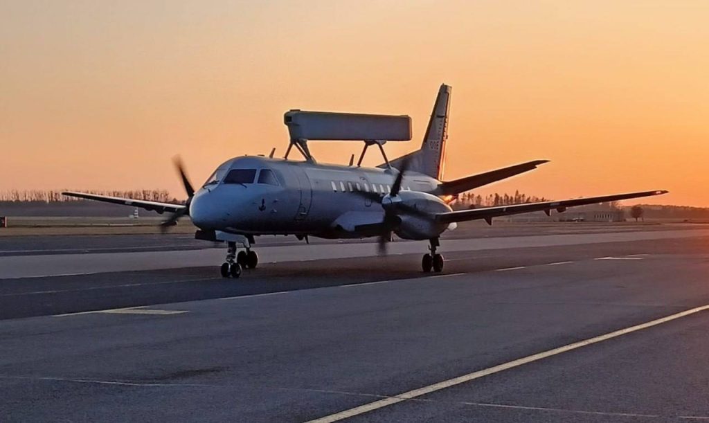 Изображение первого прибывшего Saab 340 AEW&C с радиолокационным комплексом Saab Erieye для ВС Польши на авиабазу МА в Гдыне