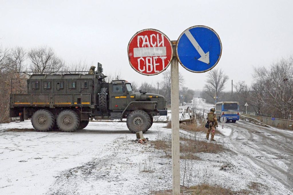 Спецназ Росгвардии проводит «адресные» мероприятия в одном из посёлков ЛНР