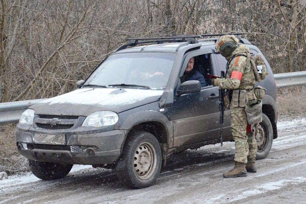 Спецназ Росгвардии проводит «адресные» мероприятия в одном из посёлков ЛНР