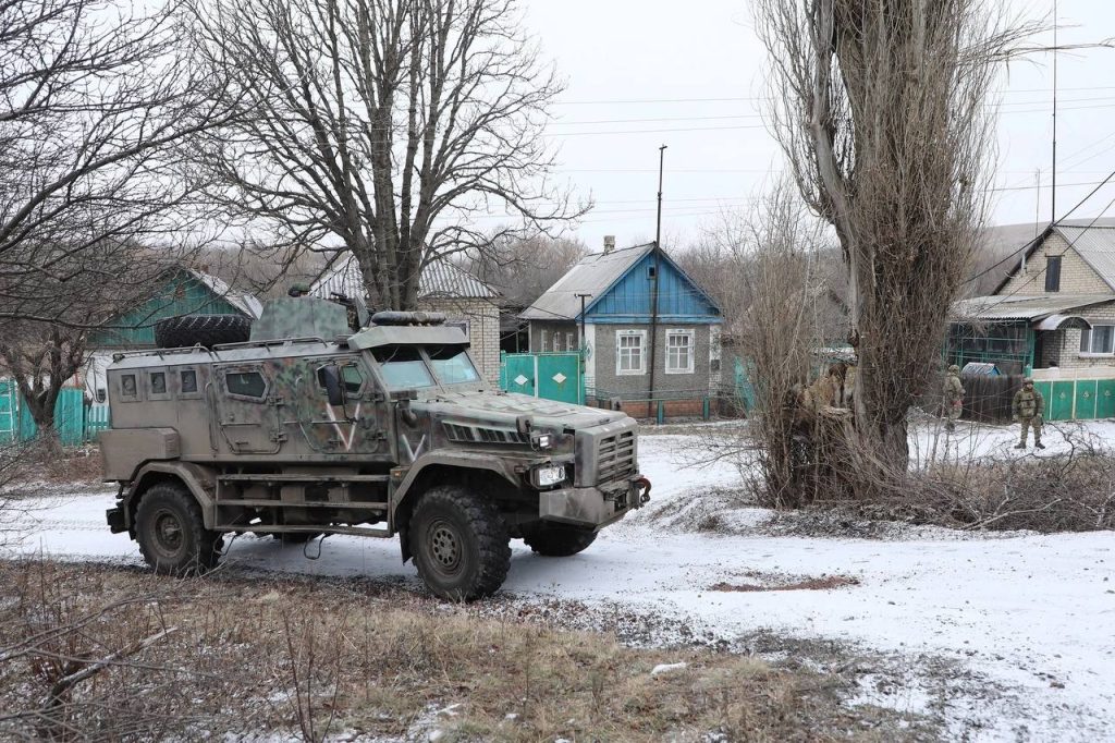 Спецназ Росгвардии проводит «адресные» мероприятия в одном из посёлков ЛНР