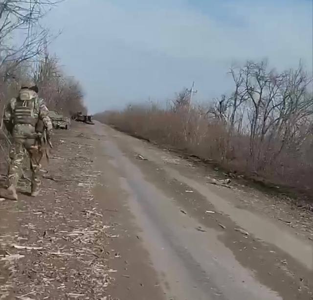 M113 - уничтожен. На трассе O0542 севернее н.п Ласточкино в Донецкой области