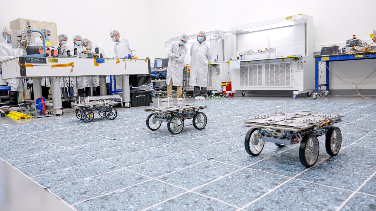 Инженеры NASA закончили испытания трёх малых луноходов CADRE (Cooperative Autonomous Distributed Robotic Exploration)