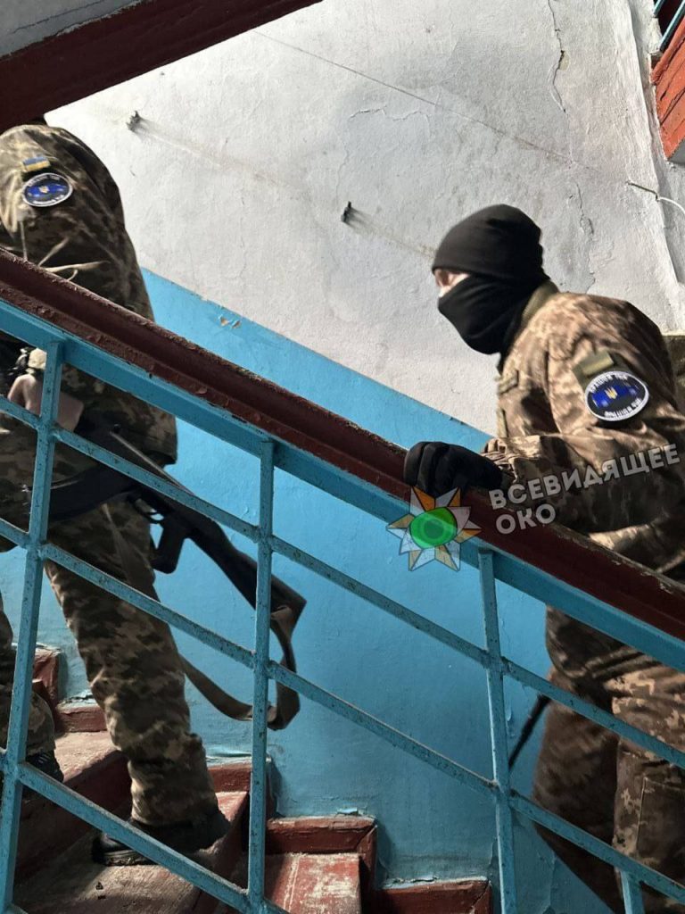Украинские каналы пишут, что это шевроны сотрудников ТЦК (военкомата) в Запорожской области, вышедших на охоту в один из многоэтажных домов