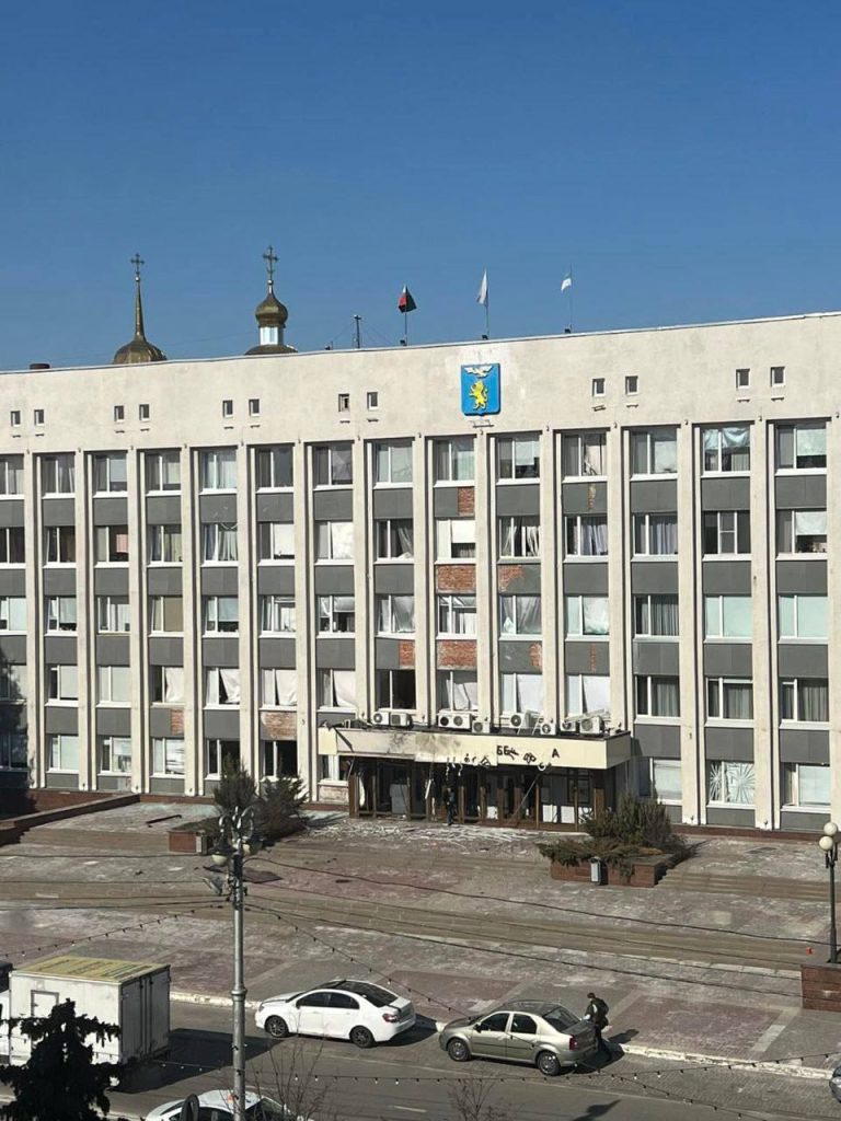 Беспилотник атаковал здание администрации Белгорода. В здании выбиты окна и двери.