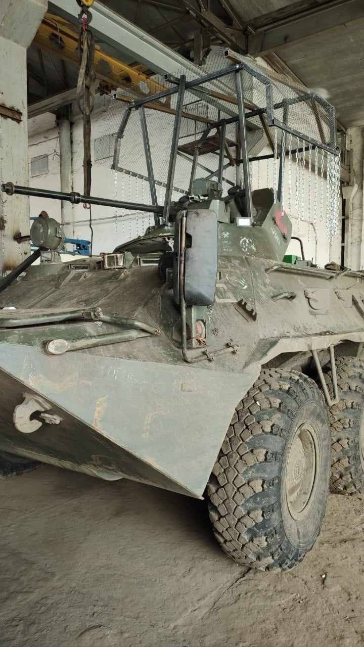 Бронетранспортер БТР-82А ВС РФ с противодроновым козырьком, дополненный висящими цепями