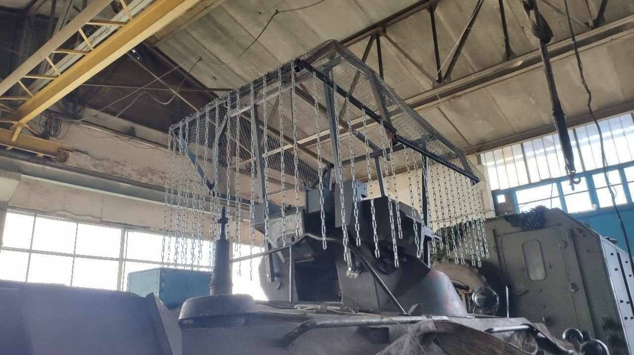 Бронетранспортер БТР-82А ВС РФ с противодроновым козырьком, дополненный висящими цепями
