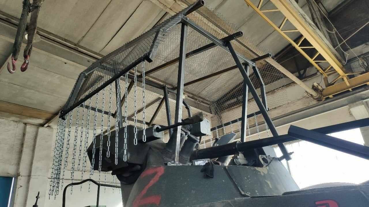 Бронетранспортер БТР-82А ВС РФ с противодроновым козырьком, дополненный висящими цепями
