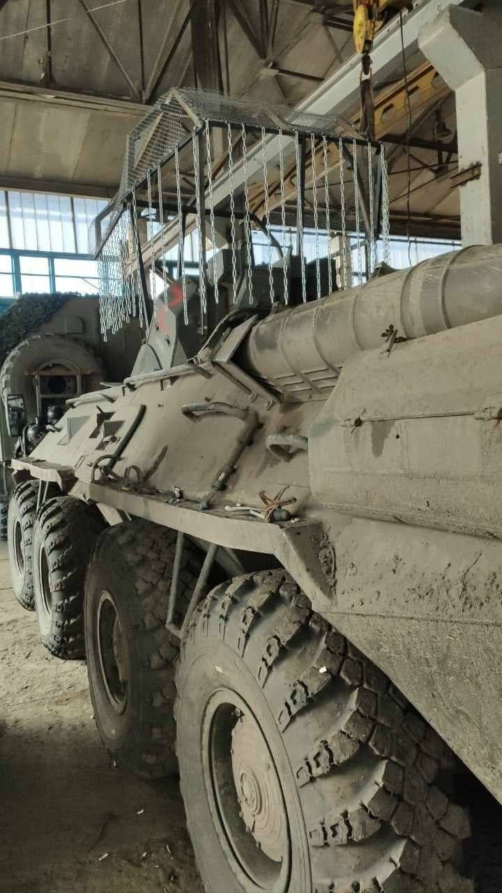 Бронетранспортер БТР-82А ВС РФ с противодроновым козырьком, дополненный висящими цепями
