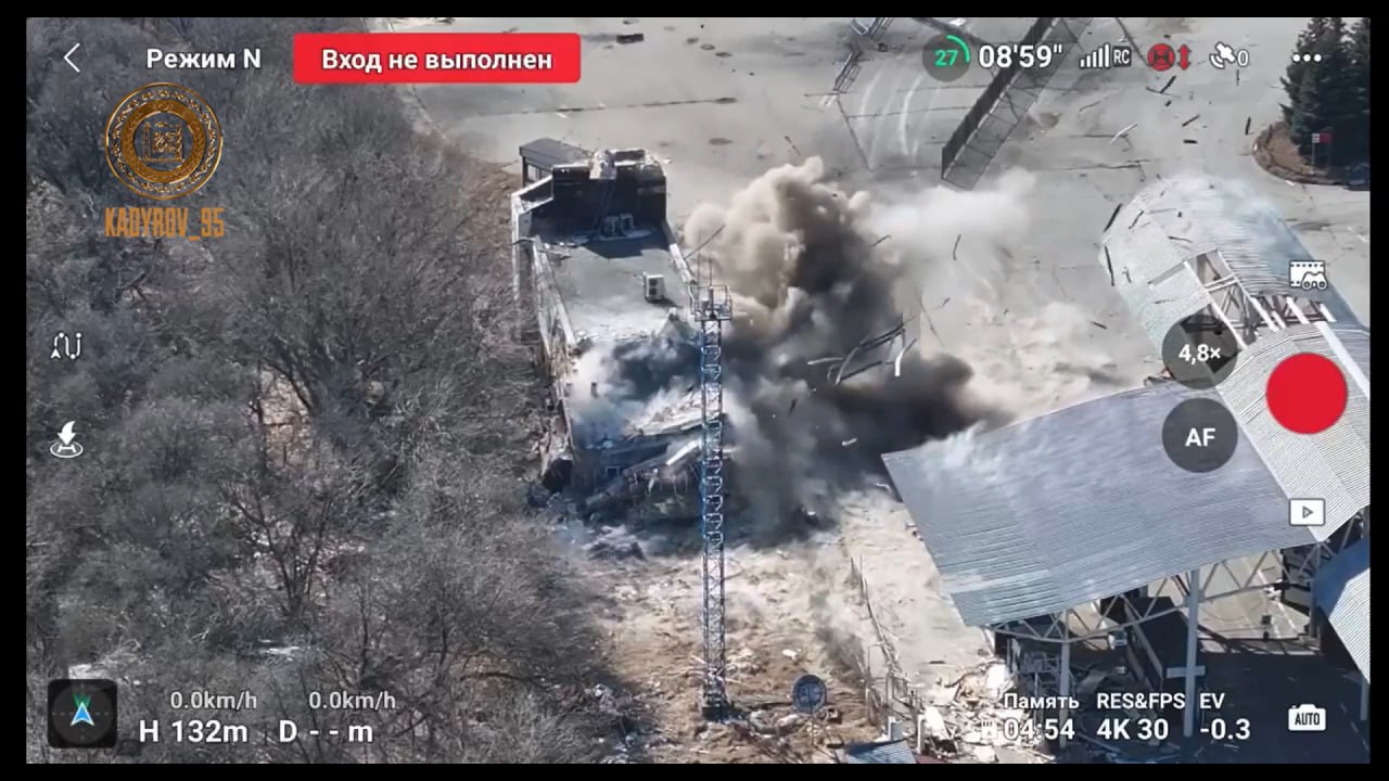 А это видео бесславного похождения того самого украинского Т-64БВ, подорвавшегося возле таможенного поста "Нехотеевка" на границе Белгородской и Харьковской областей