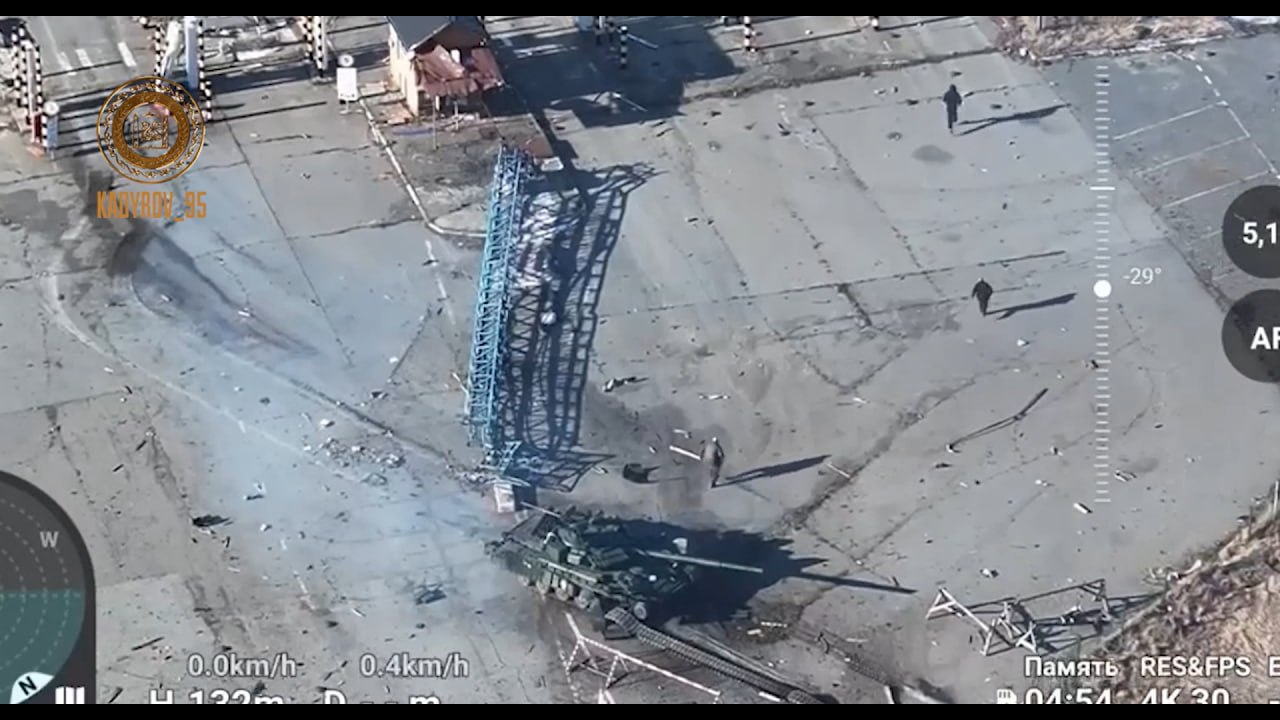 А это видео бесславного похождения того самого украинского Т-64БВ, подорвавшегося возле таможенного поста "Нехотеевка" на границе Белгородской и Харьковской областей