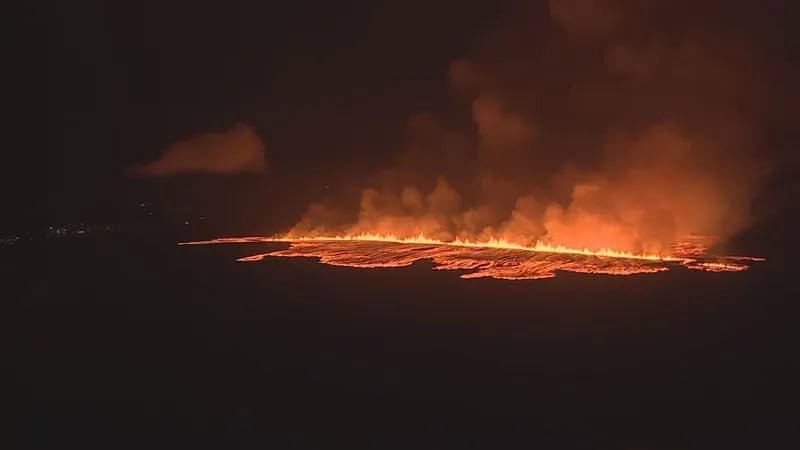 Этой ночью на полуострове Рейкьянес в Исландии началось новое извержение вулкана