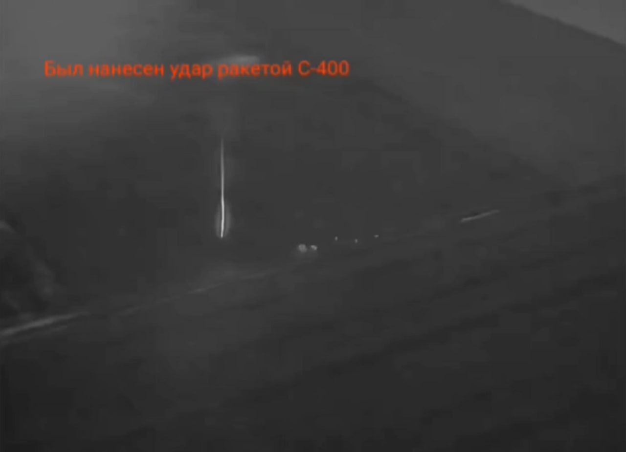 Кадры удара ракетой из ЗРК С-400 по украинской технике (похоже, что по грузовику с зениткой) на территории Харьковской области недалеко от белгородского приграничья