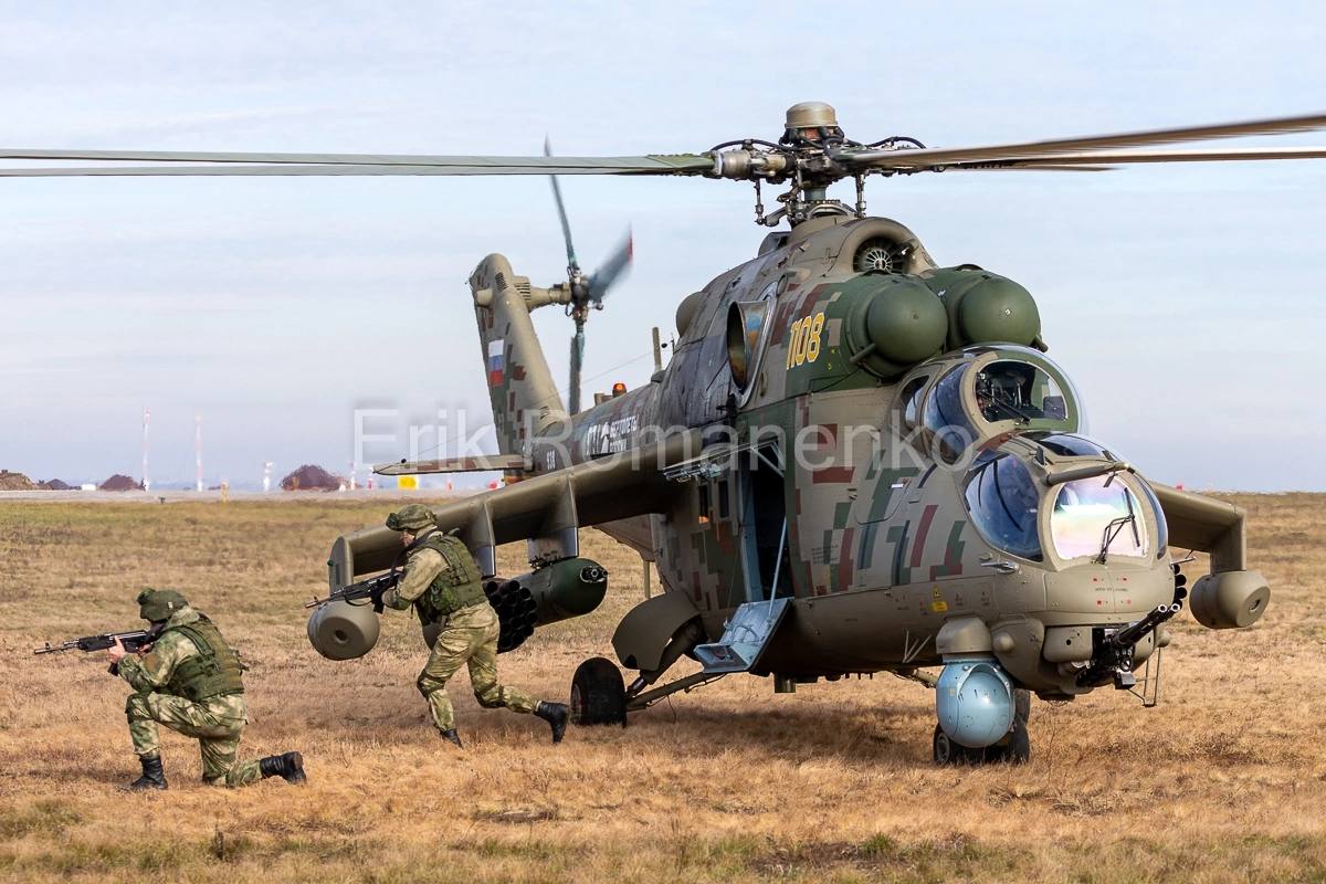 Архивные фотографии с ударно-транспортным вертолётом Ми-35П «Феникс» во время совместных тренировок с военнослужащими ВДВ