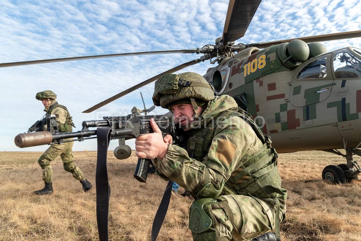 Архивные фотографии с ударно-транспортным вертолётом Ми-35П «Феникс» во время совместных тренировок с военнослужащими ВДВ