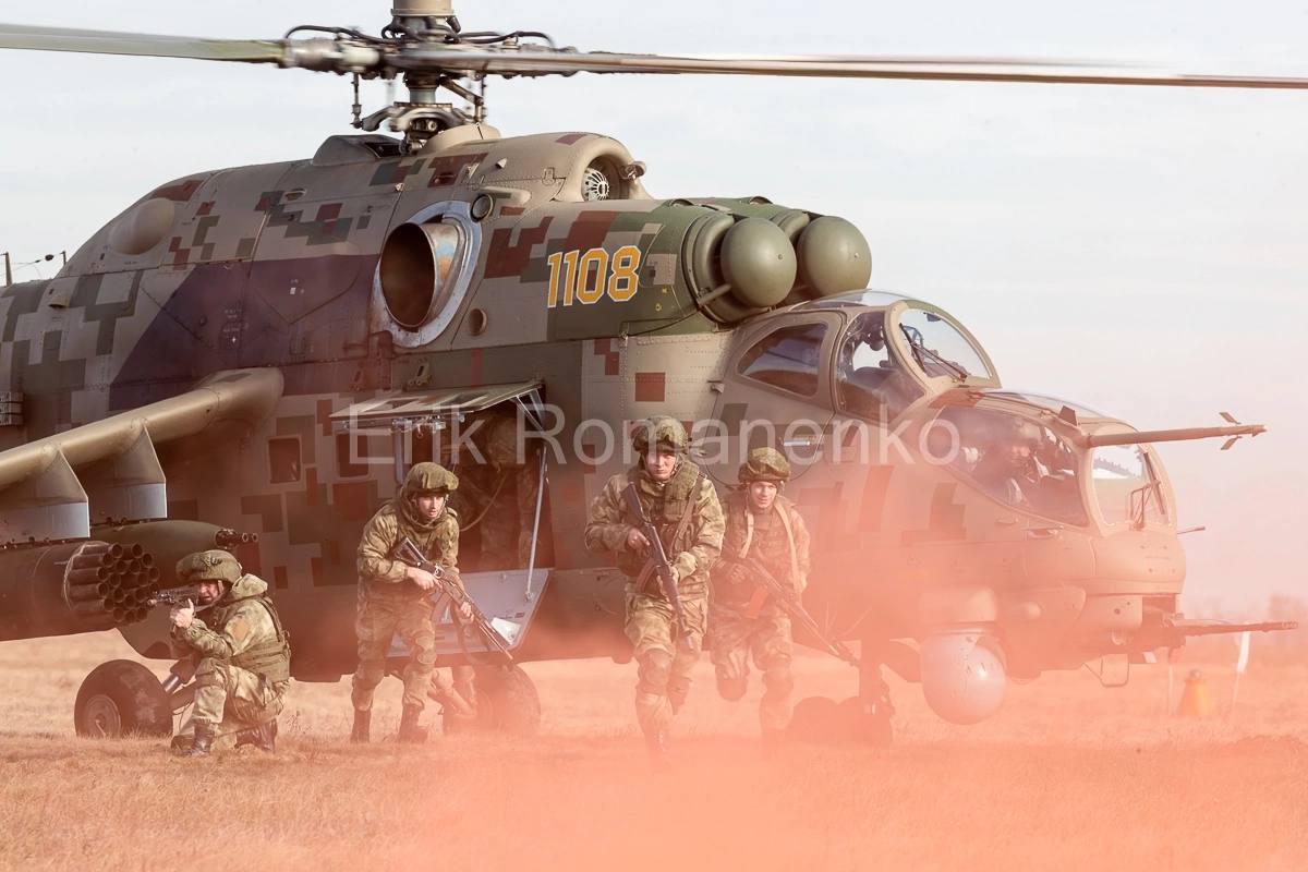 Архивные фотографии с ударно-транспортным вертолётом Ми-35П «Феникс» во время совместных тренировок с военнослужащими ВДВ