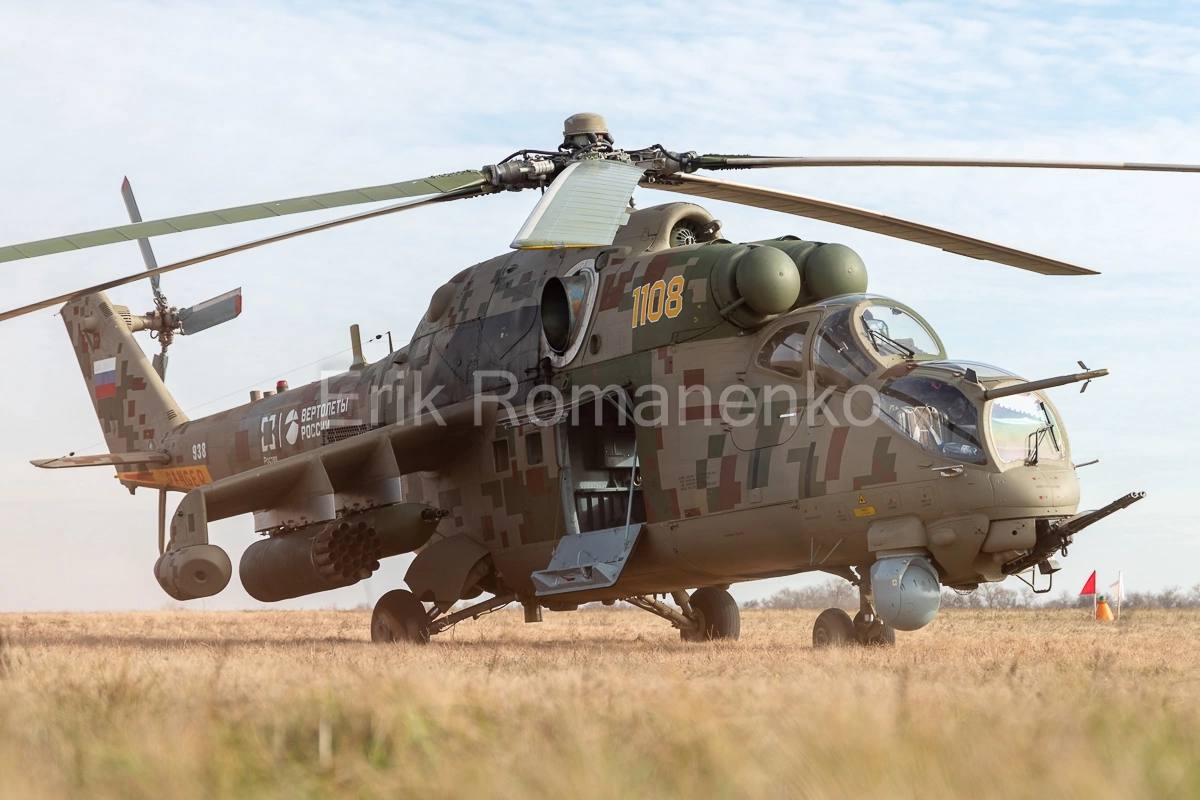 Архивные фотографии с ударно-транспортным вертолётом Ми-35П «Феникс» во время совместных тренировок с военнослужащими ВДВ