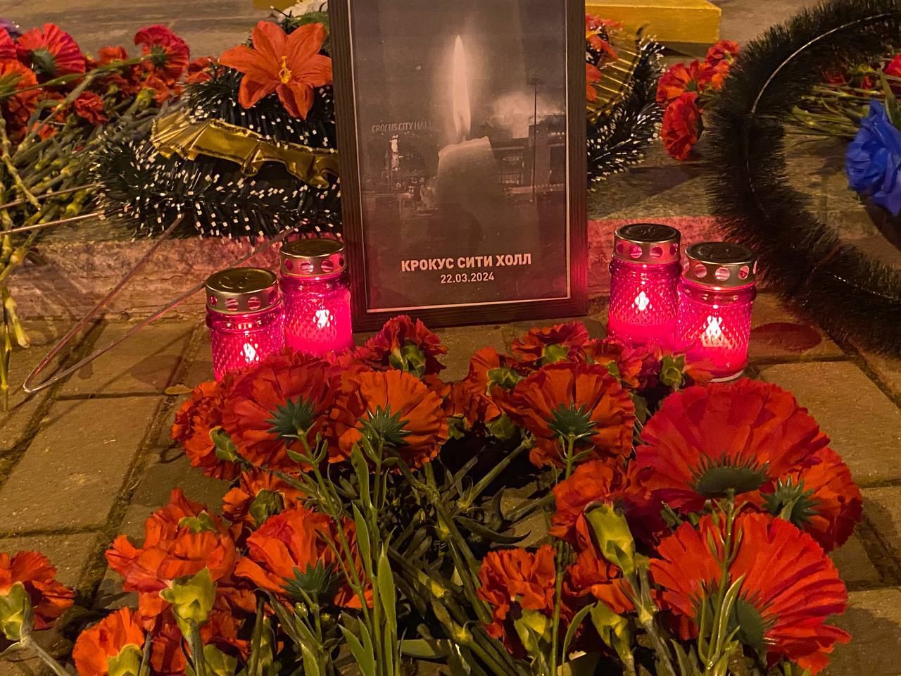 Жители Мелитополя с вечера несут цветы к стихийному мемориалу погибшим в «Крокус сити холле»