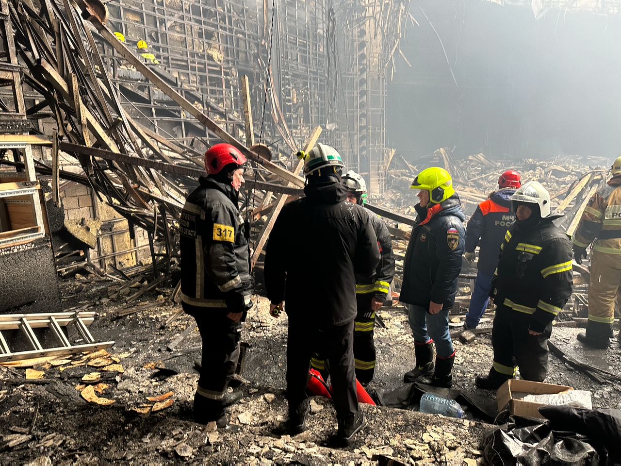 Кадры из «Крокуса». Сейчас там идет разбор завалов после вчерашнего пожара. На месте губернатор Андрей Воробьев