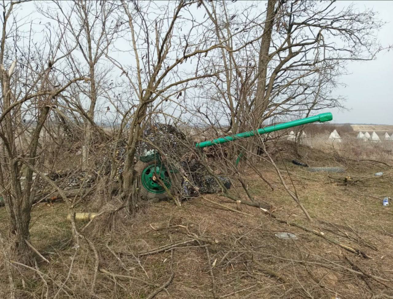 Макет орудия, используемый российскими солдатами для отвлечения огня противника