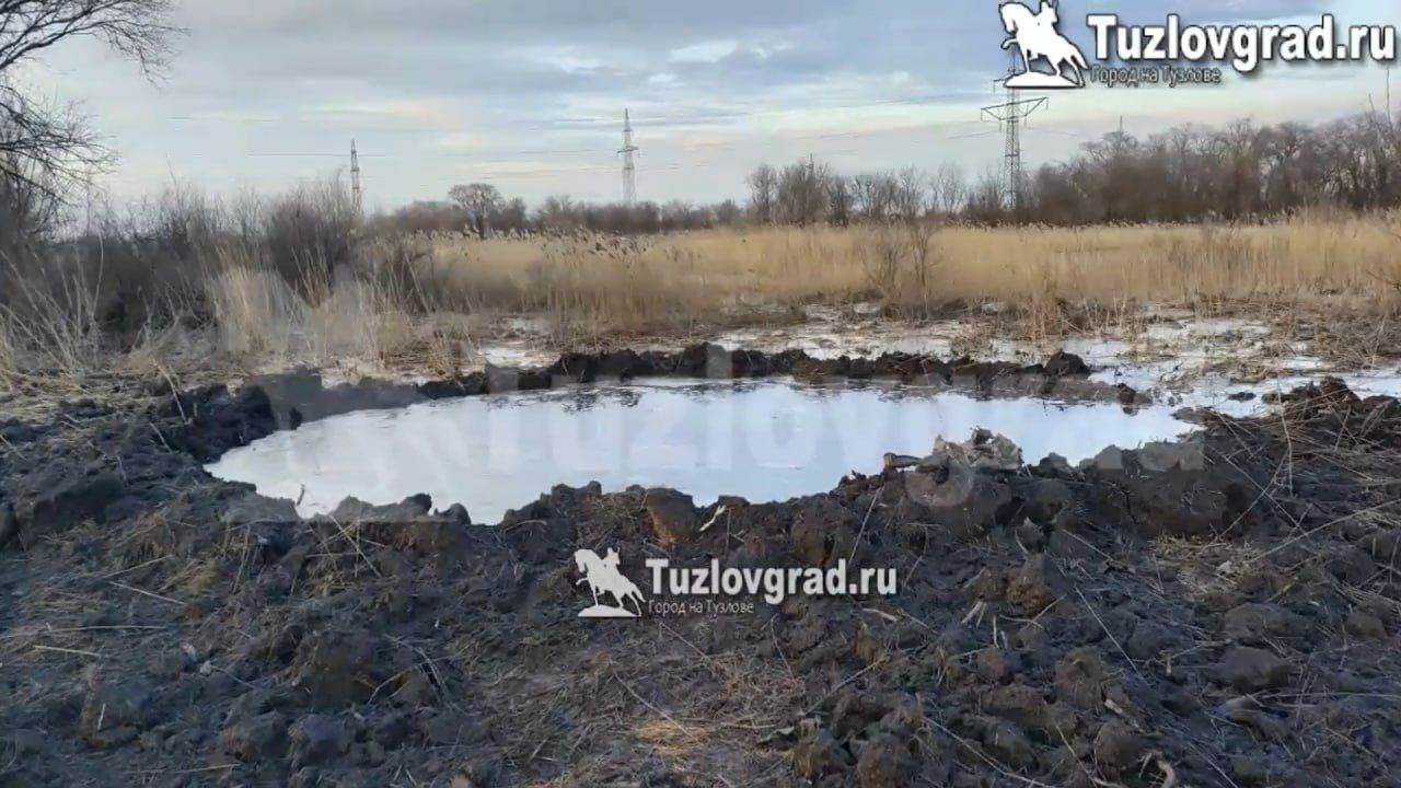 Огромная воронка и обломки сбитой украинской ЗУР 5В28 от ЗРК С-200В, переделанной для ударов по наземным целям