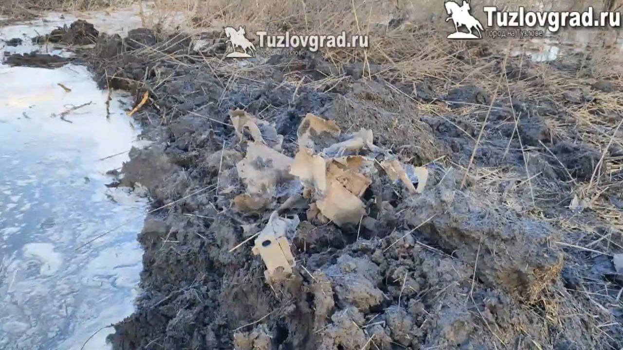 Огромная воронка и обломки сбитой украинской ЗУР 5В28 от ЗРК С-200В, переделанной для ударов по наземным целям