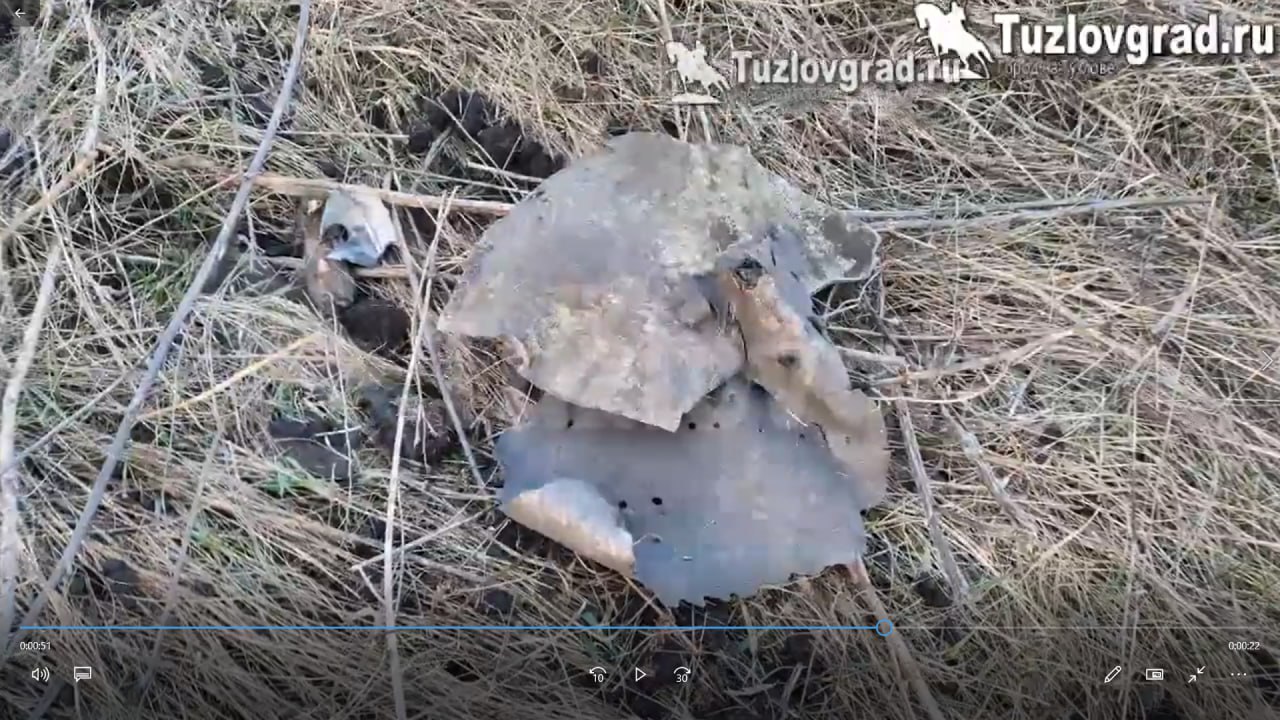 Огромная воронка и обломки сбитой украинской ЗУР 5В28 от ЗРК С-200В, переделанной для ударов по наземным целям