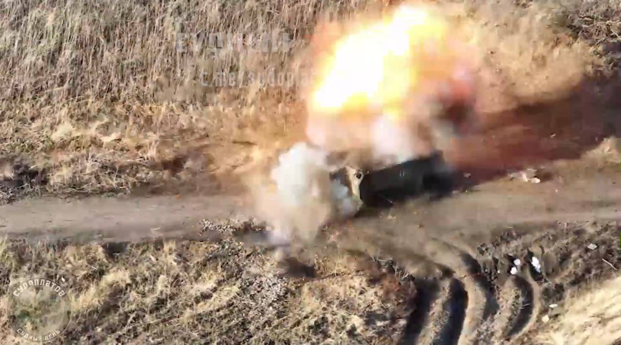 Уничтожение техники врага высокоточными дронами-камикадзе «ВТ-40»