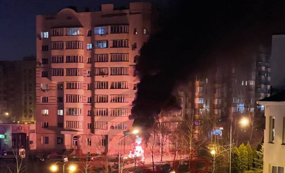 Враг опять атакует Белгород, прилёт у многоэтажки, пылает машина