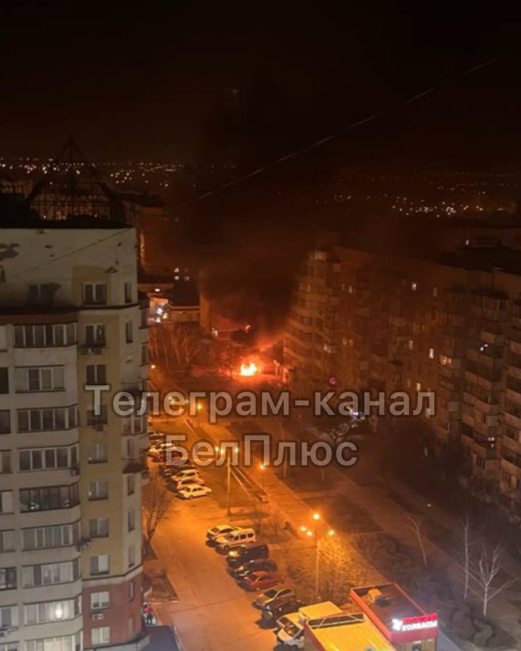 Враг опять атакует Белгород, прилёт у многоэтажки, пылает машина