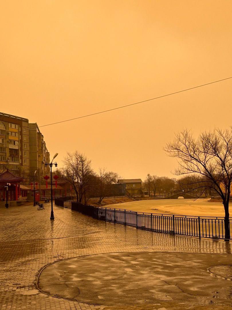 Небо в Амурской области окрасилось в желто-оранжевый цвет и превратило регион в кадр из «Дюны»