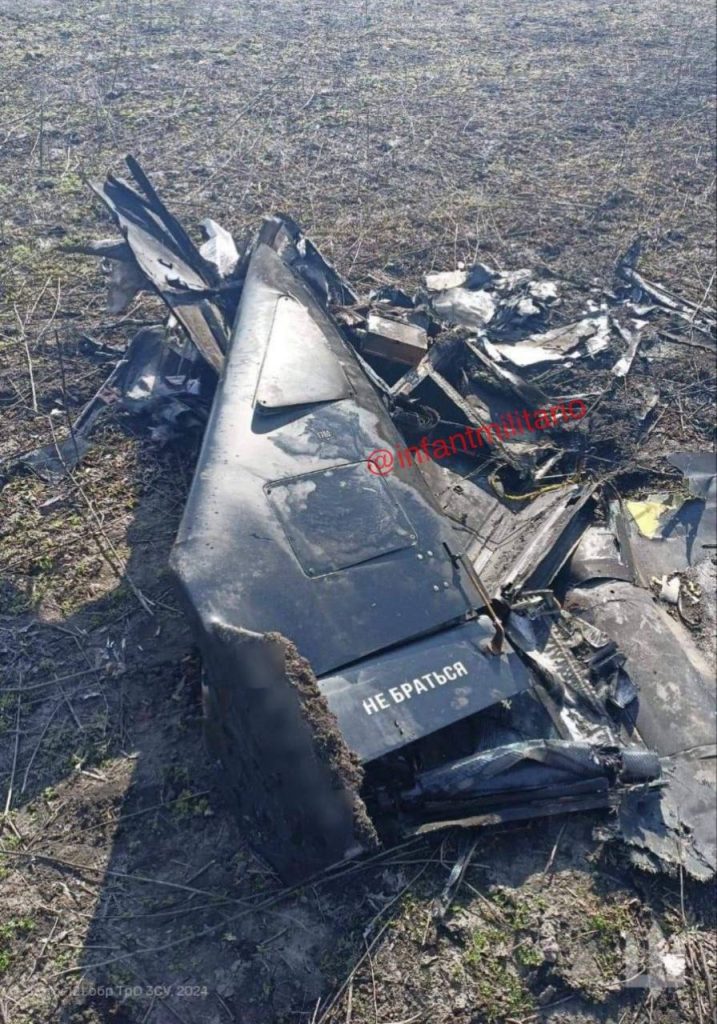 ВСУ показали обломки сбитого минувшей ночью на юге Украины барражирующего боеприпаса «Герань-2» нового производства