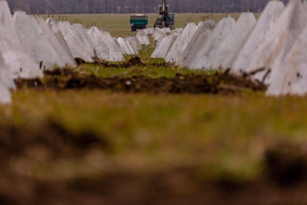 Украинская сторона продолжает активно окапываться по всей стране