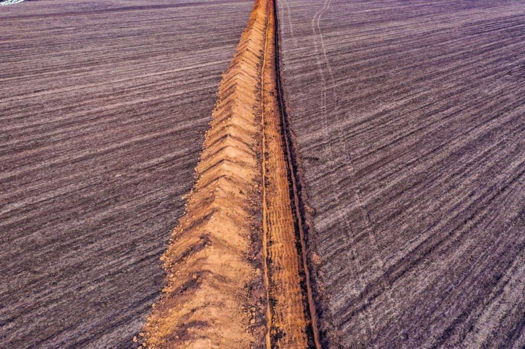 Украинская сторона продолжает активно окапываться по всей стране