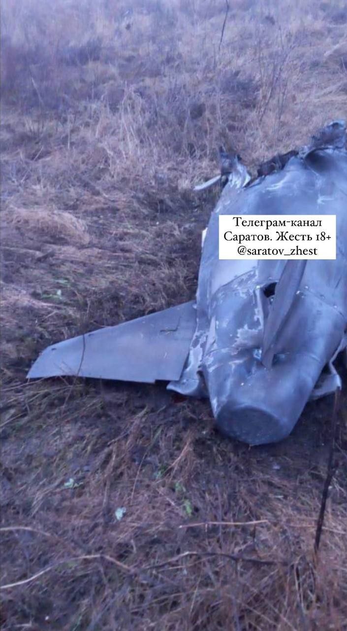 Обломки крылатой ракеты Х-101, упавшей (или сбитой по ошибке средствами ПВО) в Красноармейском районе Саратовской области сегодня ранним утром