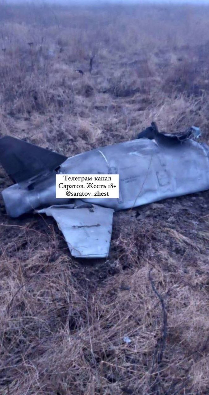 Обломки крылатой ракеты Х-101, упавшей (или сбитой по ошибке средствами ПВО) в Красноармейском районе Саратовской области сегодня ранним утром