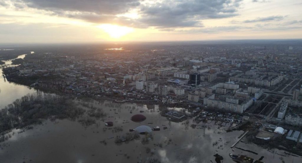 ЧС на Урале: ситуация с паводками напряжённая, вода в реке Урал поднялась до критических 965 см