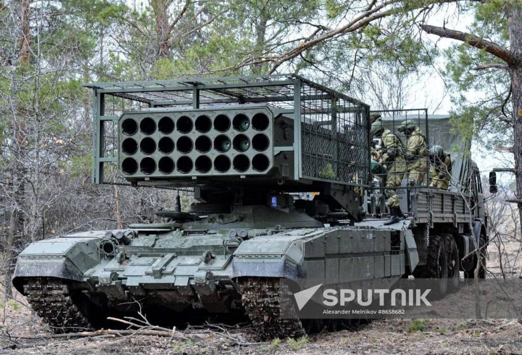 Тяжелые огнеметные системы ТОС-1А «Солнцепёк» и ТОС-2 «Тосочка» с антидроновыми решетками заводского изготовления на учениях в Саратовской области