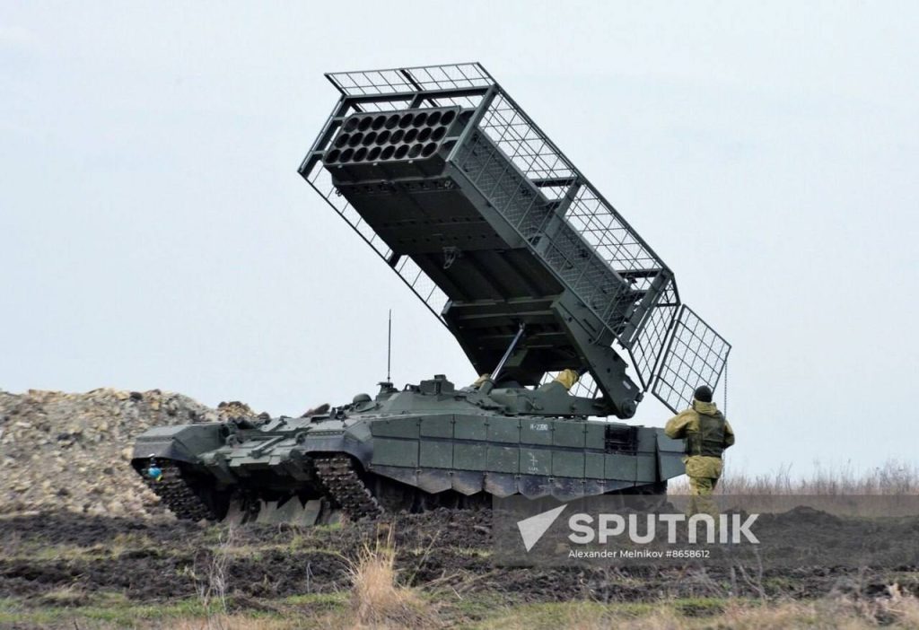 Тяжелые огнеметные системы ТОС-1А «Солнцепёк» и ТОС-2 «Тосочка» с антидроновыми решетками заводского изготовления на учениях в Саратовской области