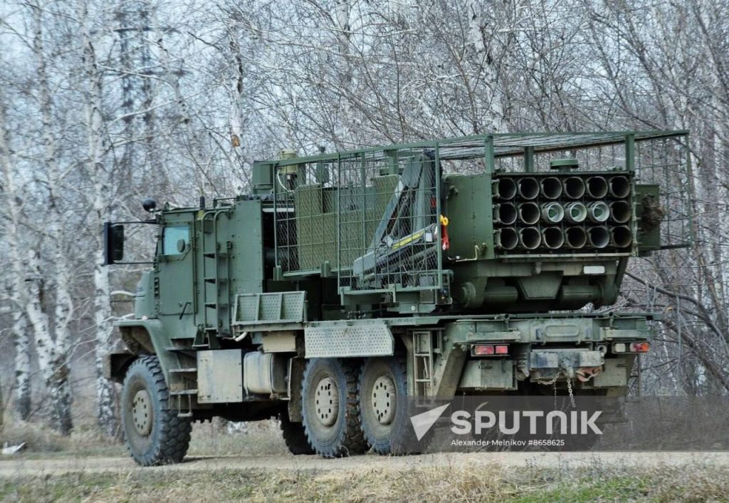 Тяжелые огнеметные системы ТОС-1А «Солнцепёк» и ТОС-2 «Тосочка» с антидроновыми решетками заводского изготовления на учениях в Саратовской области
