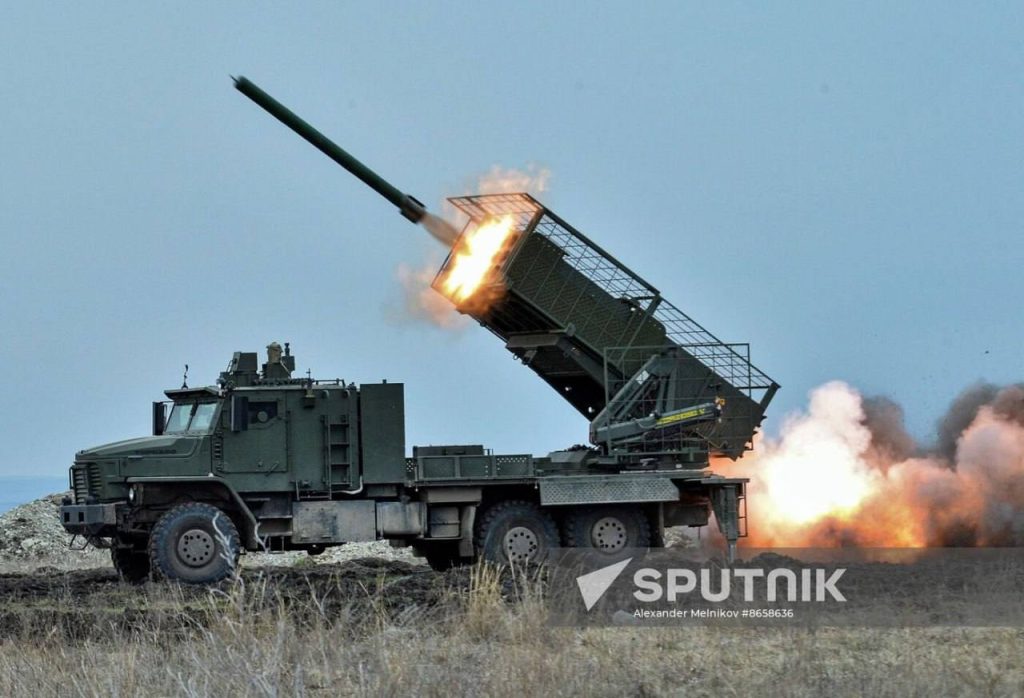 Тяжелые огнеметные системы ТОС-1А «Солнцепёк» и ТОС-2 «Тосочка» с антидроновыми решетками заводского изготовления на учениях в Саратовской области