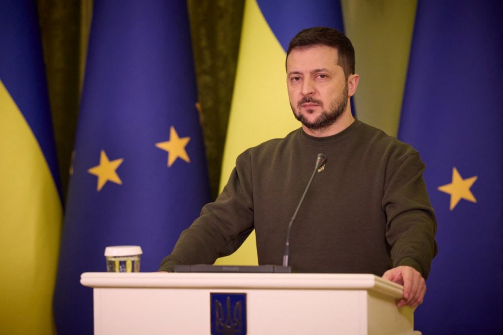 Зеленский попросил у западных партнеров «все что поможет удержать линию фронта»